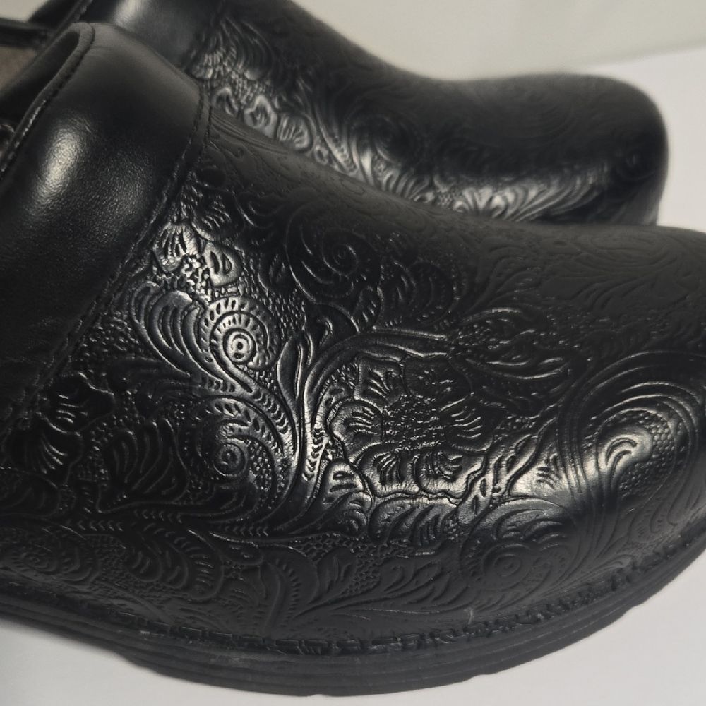 Dansko Lightweight 41/Size 11 Professional Black Tooled  Women's LT Clogs - Picture 2 of 13